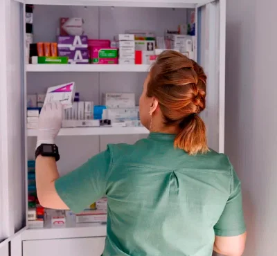 Врач выбирает таблетки